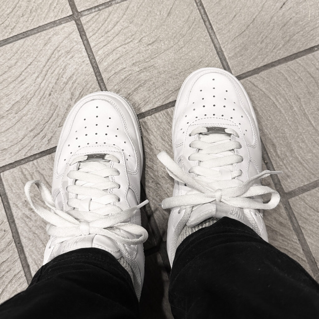 白いエアフォース1を履いた足元を真上から撮影した写真。つま先の形やボリューム感がわかる構図。