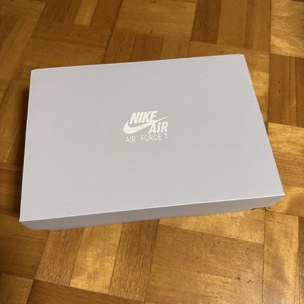 NIKE AIR FORCE 1のロゴが入ったグレーのシューズボックスの写真。購入時の状態を写したもの。