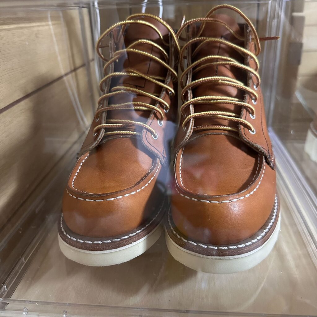 アクリルケースに保管されたレッドウィング3375