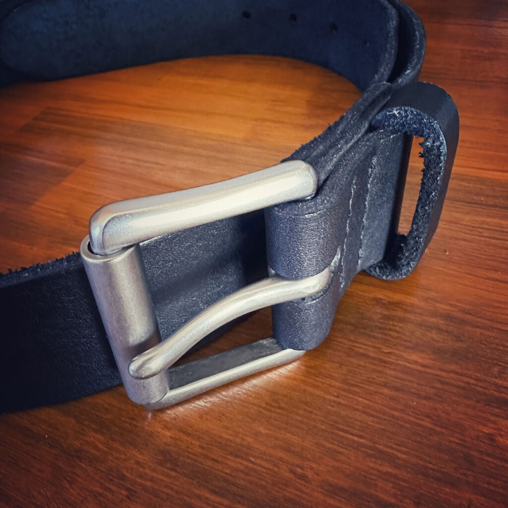 REDWING 96503 黒レザーベルト。厚みのある革と無骨なバックルがわかる全体写真。
