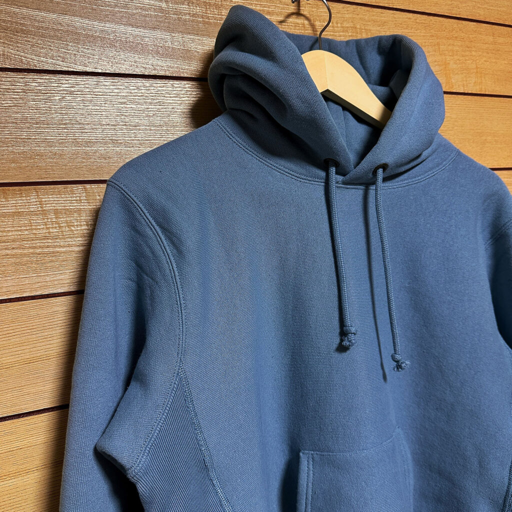 リバースウィーブの特徴、脇リブ構造がよく見える角度のアップ写真。