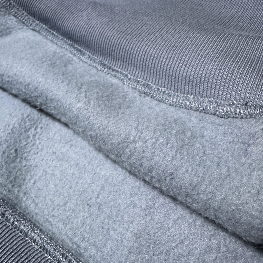 リバースウィーブの裏起毛がふわふわしてる様子をアップで撮った写真。あったかそう。