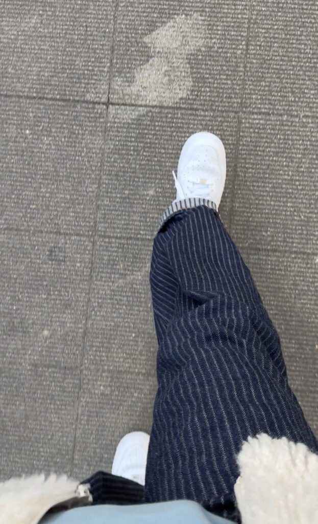 白いエアフォース1とストライプデニムで歩いている足元の写真。アメカジ初心者が普段履きしている様子。