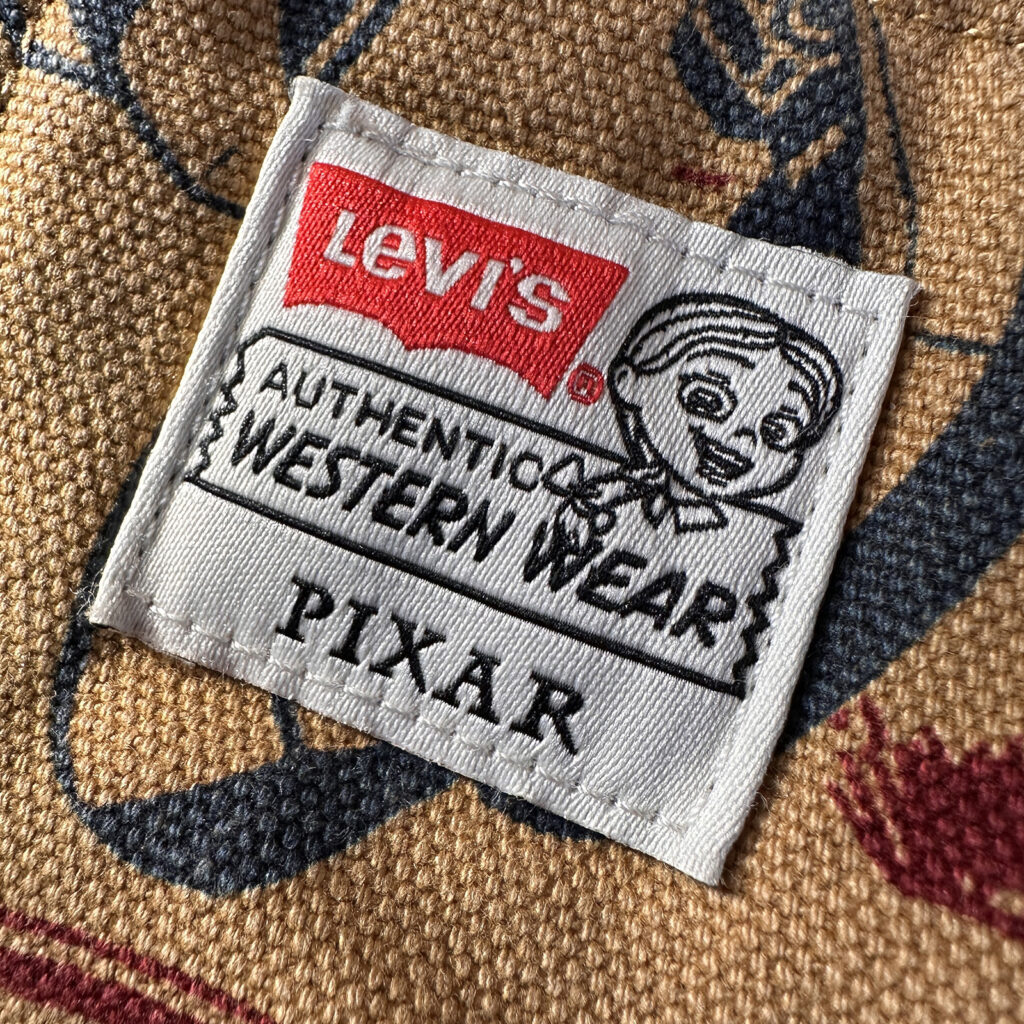 LEVI’S AUTHENTIC WESTERN WEARとPIXAR表記のコラボタグ
