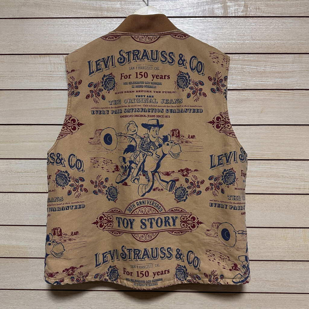 LEVI’S×トイ・ストーリー限定ベストの背面デザインとキャラクタープリント