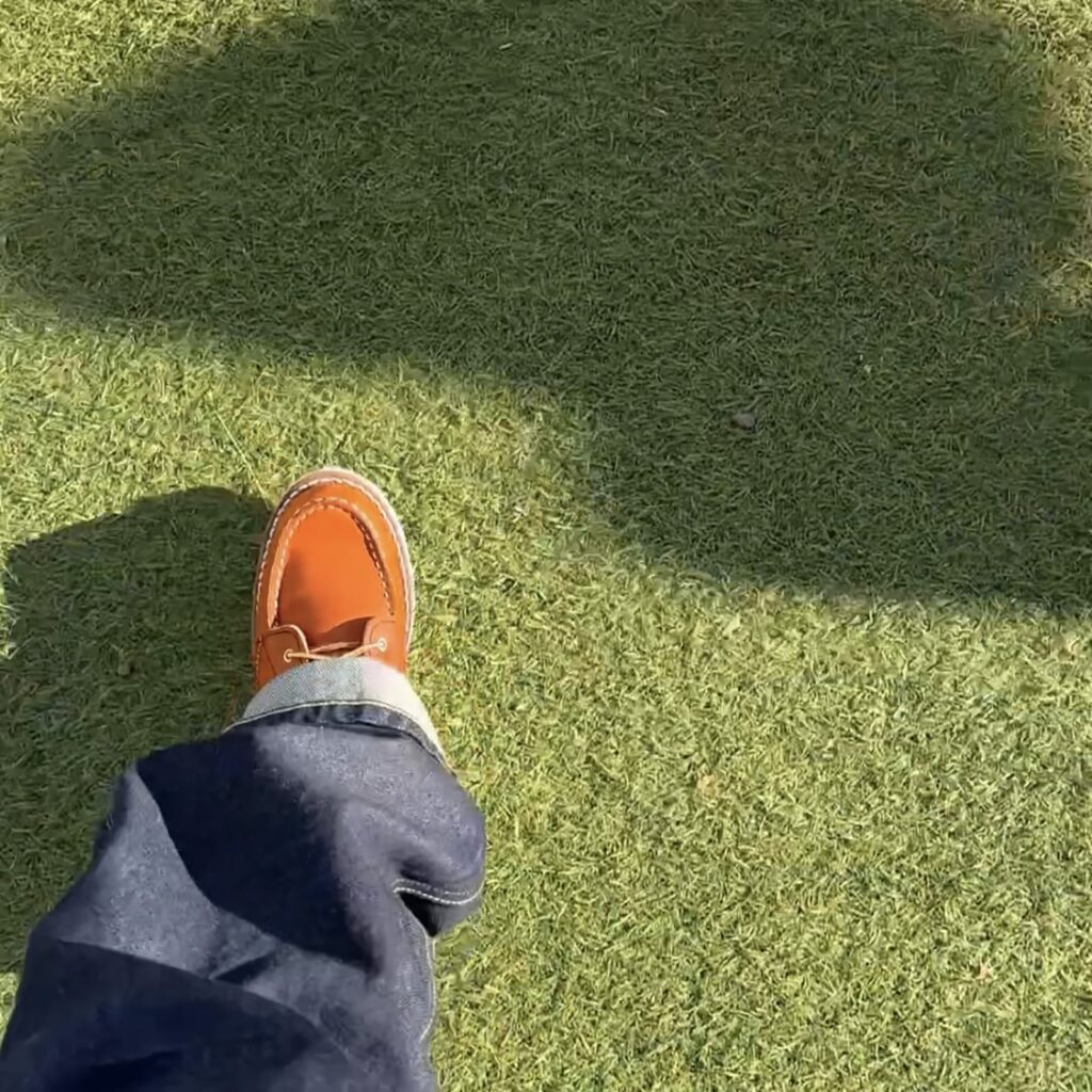 芝生の上でアイリッシュセッター3375を履いた片足を撮影した元日の一枚