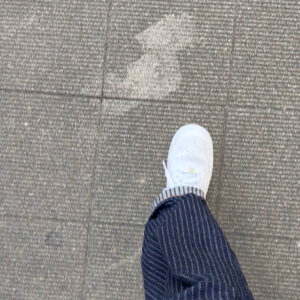 白いエアフォース1とストライプデニムで歩いている足元の写真。アメカジ初心者が普段履きしている様子。