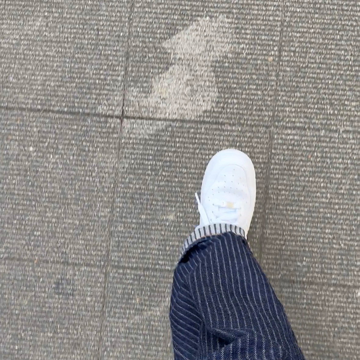 白いエアフォース1とストライプデニムで歩いている足元の写真。アメカジ初心者が普段履きしている様子。
