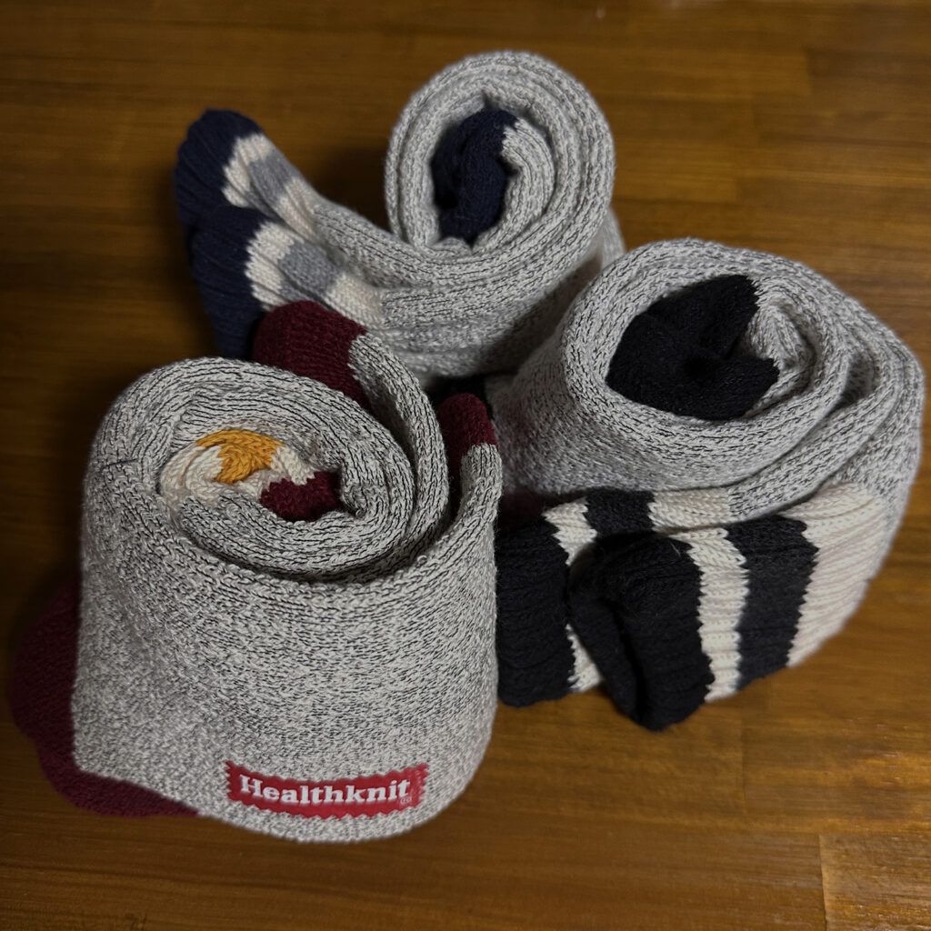 Healthknitの靴下を並べて撮影。厚手で足にやさしそうな質感と、アメカジらしい色使いが気に入っている。
