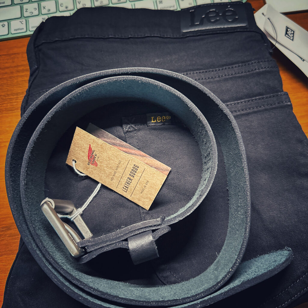 ウエストの調整用に買ったレッドウィングの黒レザーベルトとLeeのブラックスキニー。
