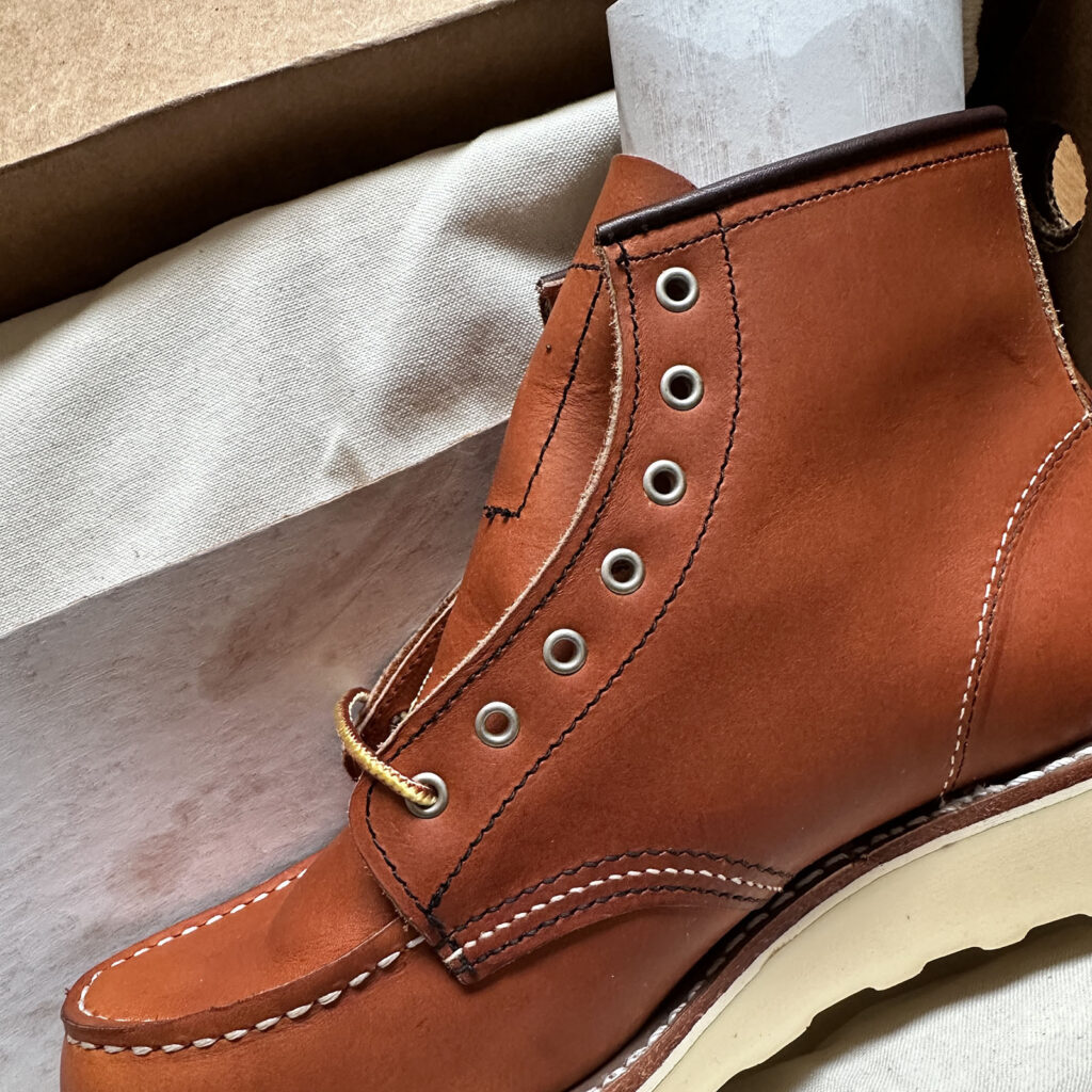 レッドウィング 3375 の革オイルが厚紙に染みた状態