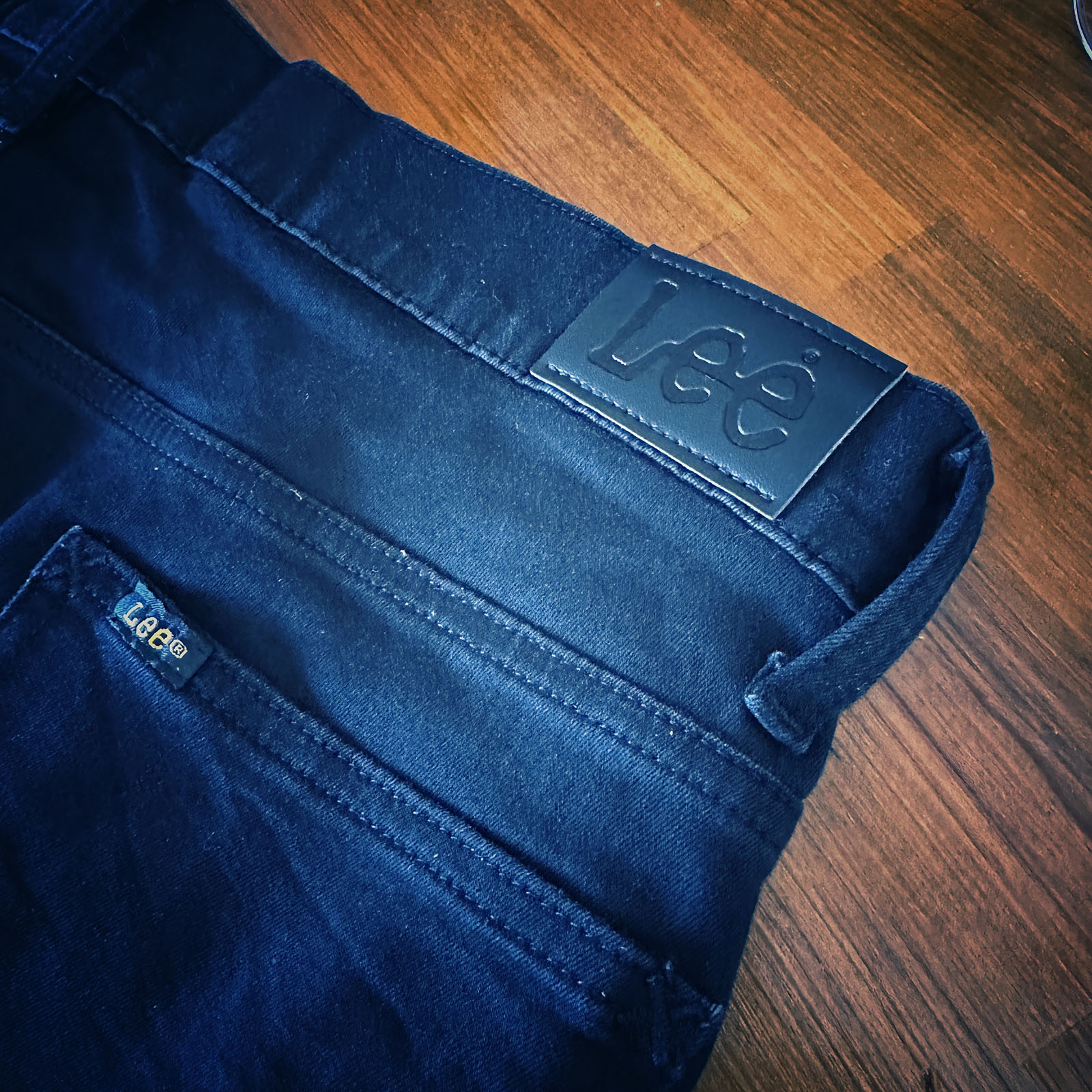 Leeのブラックスキニー。メンズXLを選んで試着なしで買ったぽんこつの賭けパンツ。