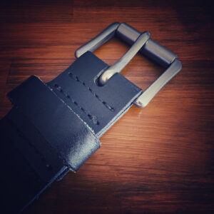 REDWING 96503 黒レザーベルトのバックル部分のアップ写真。無骨なソリッドブラスの質感がよくわかる。