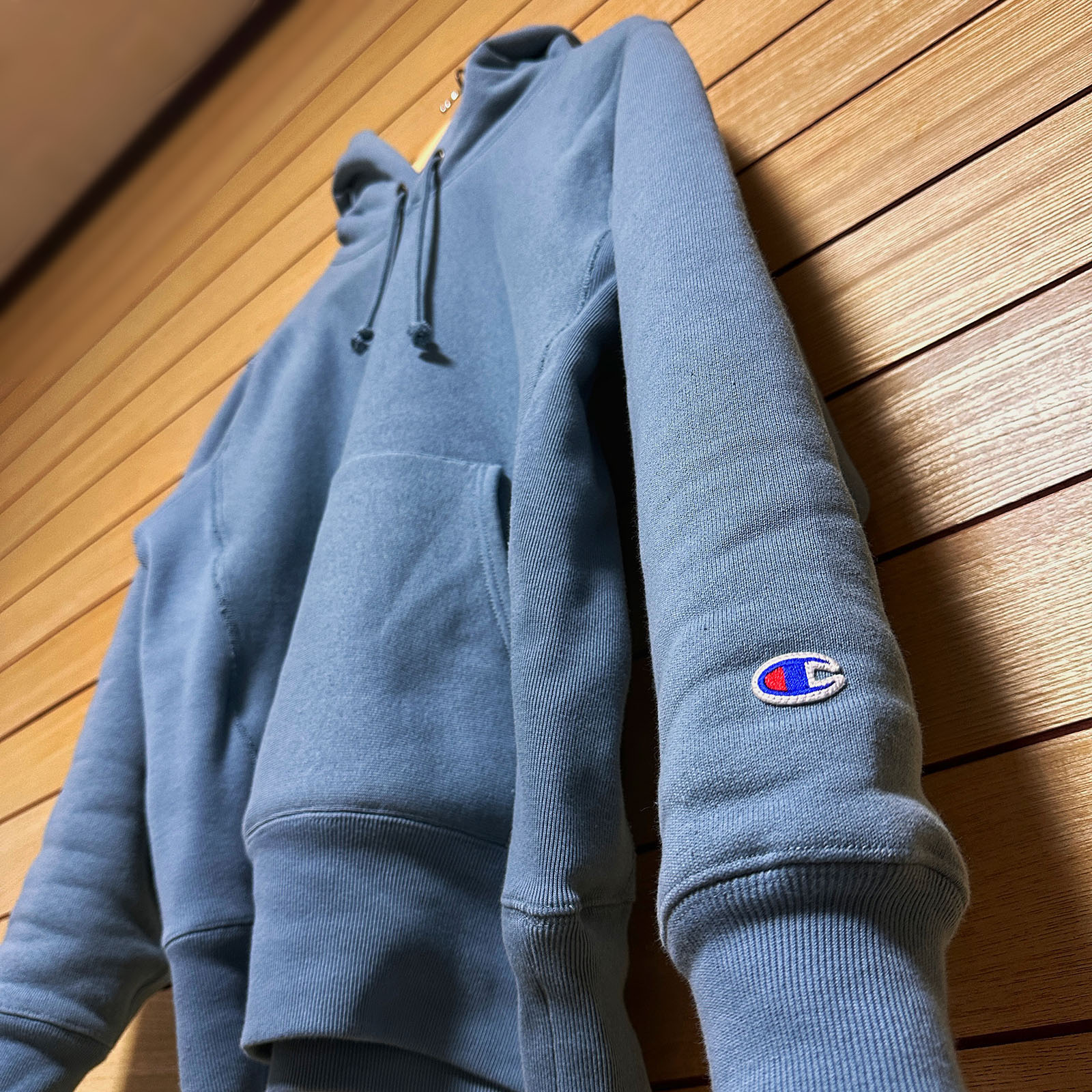 Champion リバースウィーブ 11.5oz ブルーグレーパーカーの袖ロゴと質感が分かる写真