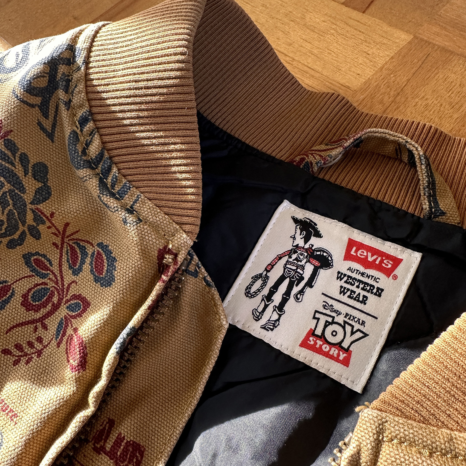 LEVI’S×トイ・ストーリーの限定デニムベストの襟元とコラボタグ