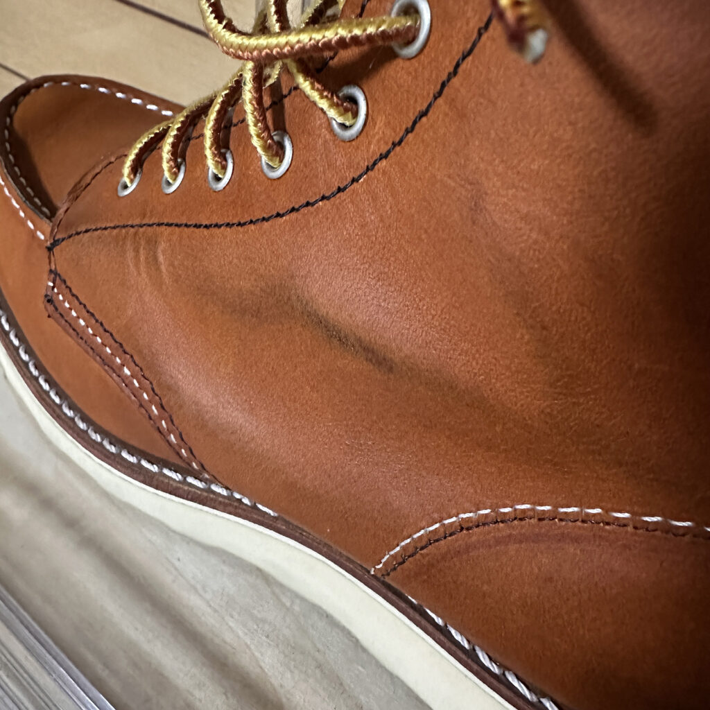 イージーパンツと一緒に履いたレッドウィングのサイド部分に付いた黒い色移りの跡