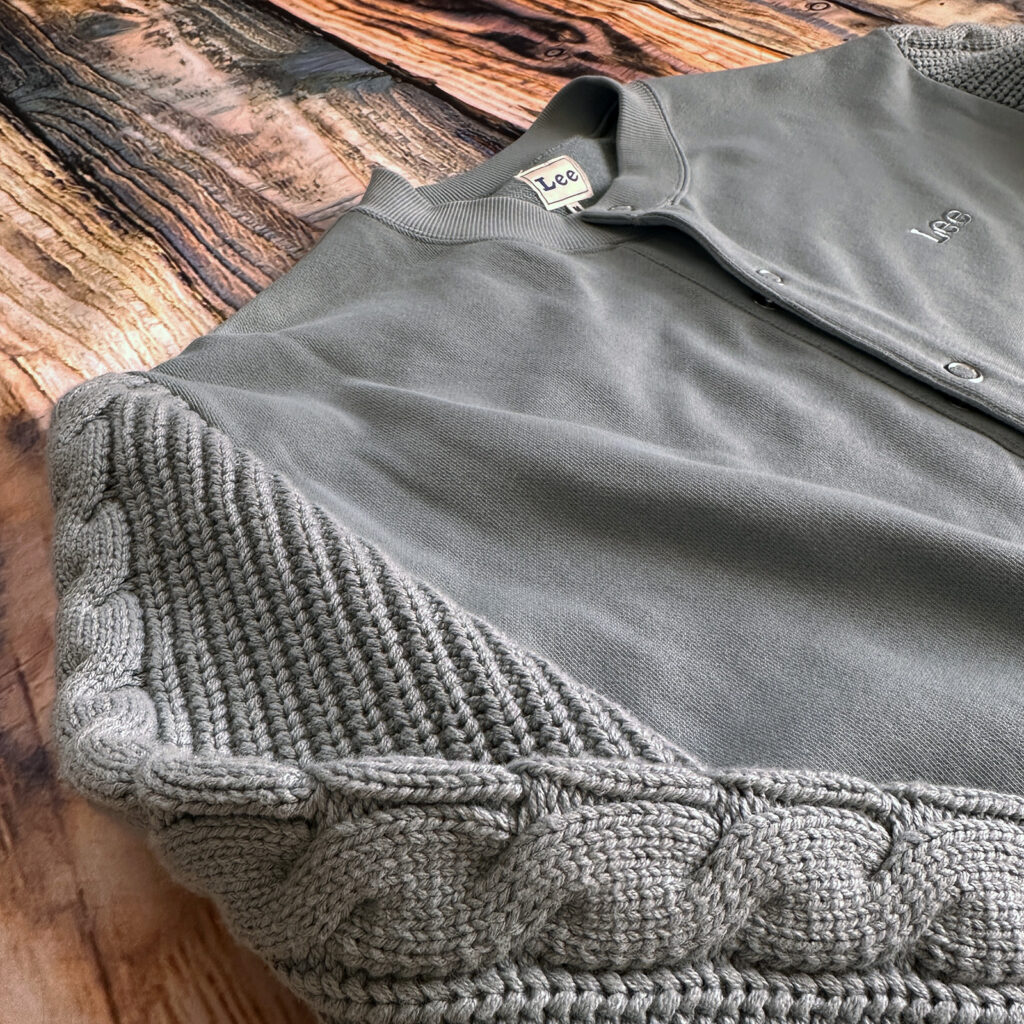 ニット袖とスウェット身頃を切り替えたLeeのカーディガンの写真