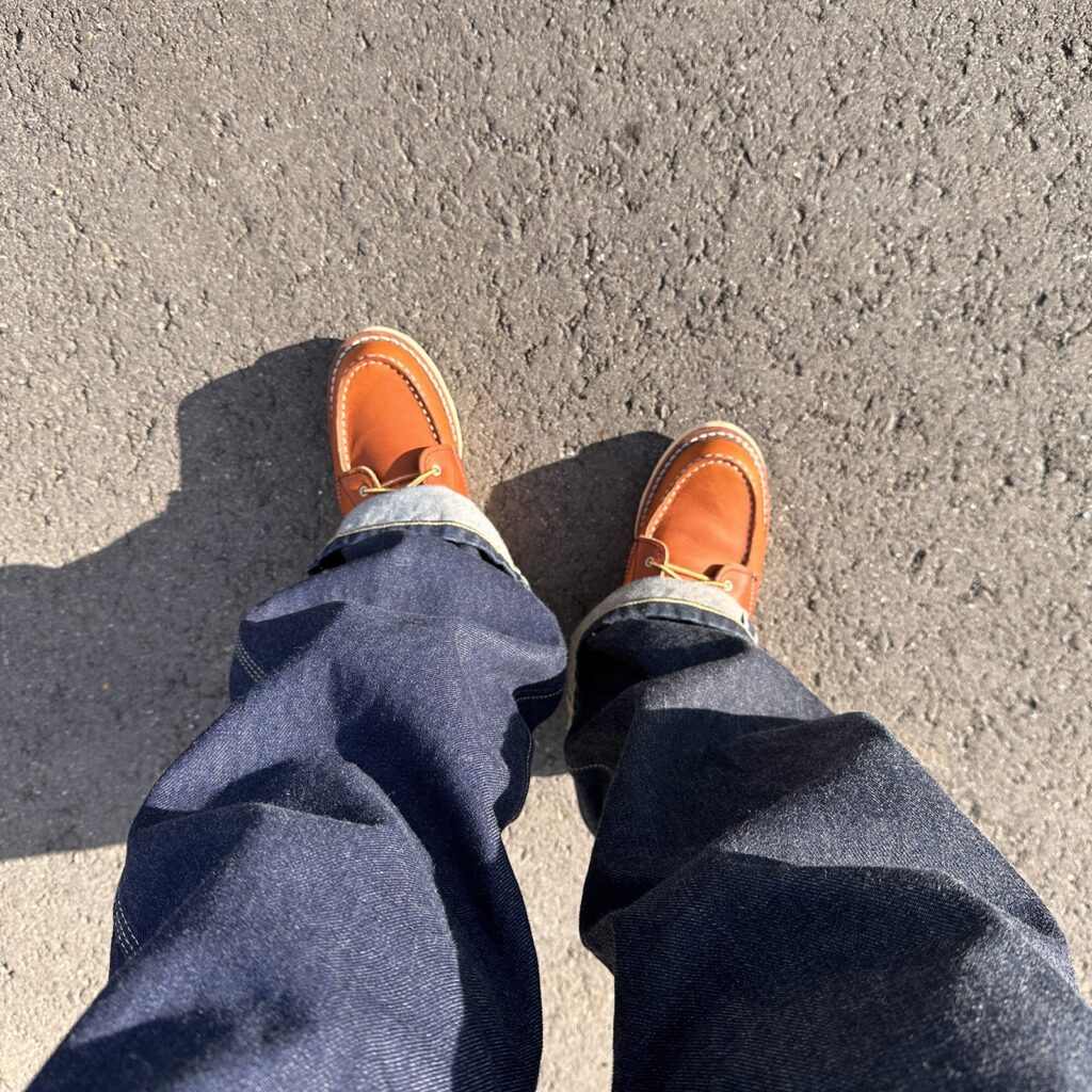 元旦の晴れた日にアイリッシュセッター3375を履いて外に立った足元の写真