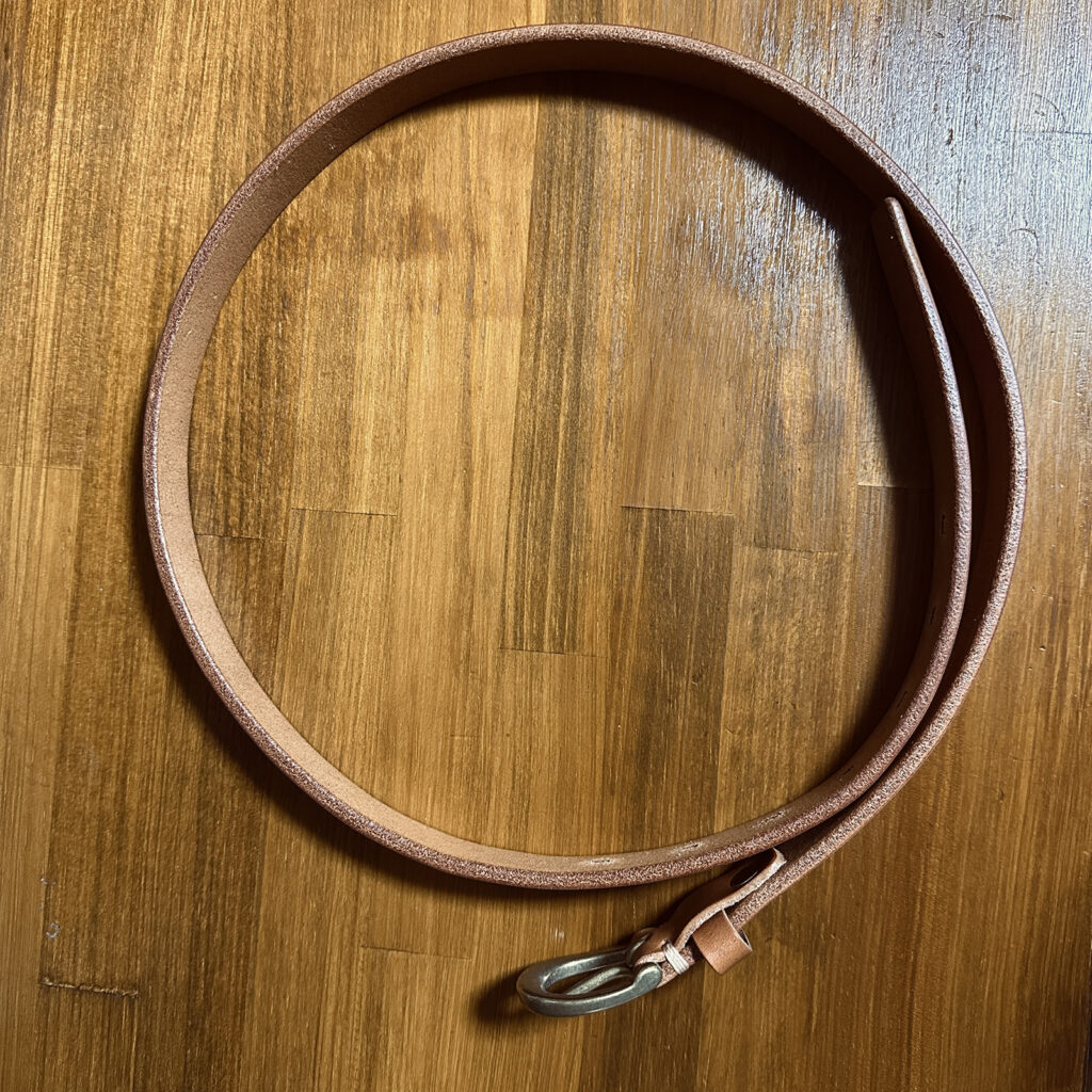 購入したばかりの栃木レザー製ベルト全体。まだ色変化していない、使い始めの状態が分かる写真