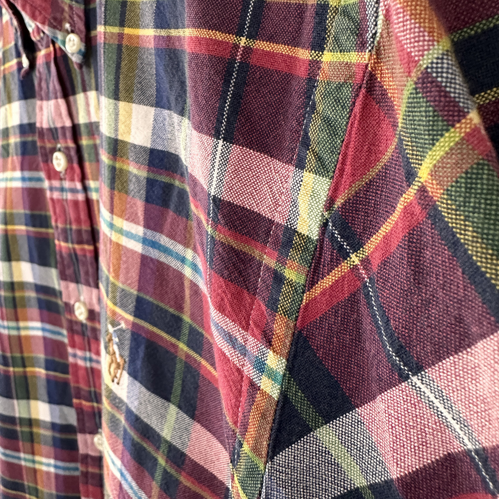 チェックのボタンダウンシャツ。立体的なシワ感があり、「育てている最中」のタフな雰囲気が伝わる。