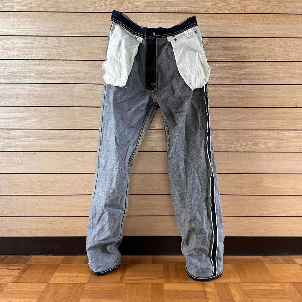 裏返しで自立している写真