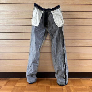 裏返しで自立している写真