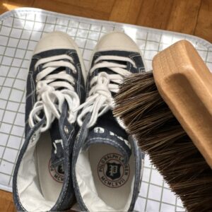 まずはブラシで汚れ落とし