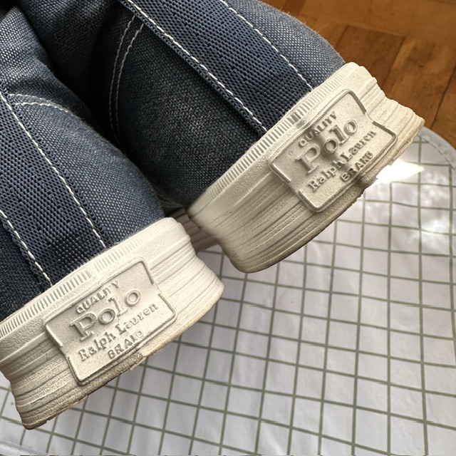 ちょっと履いただけで黒ずんでしまったラベル部分