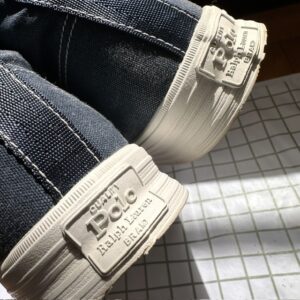 ピカピカになった踵のラベル