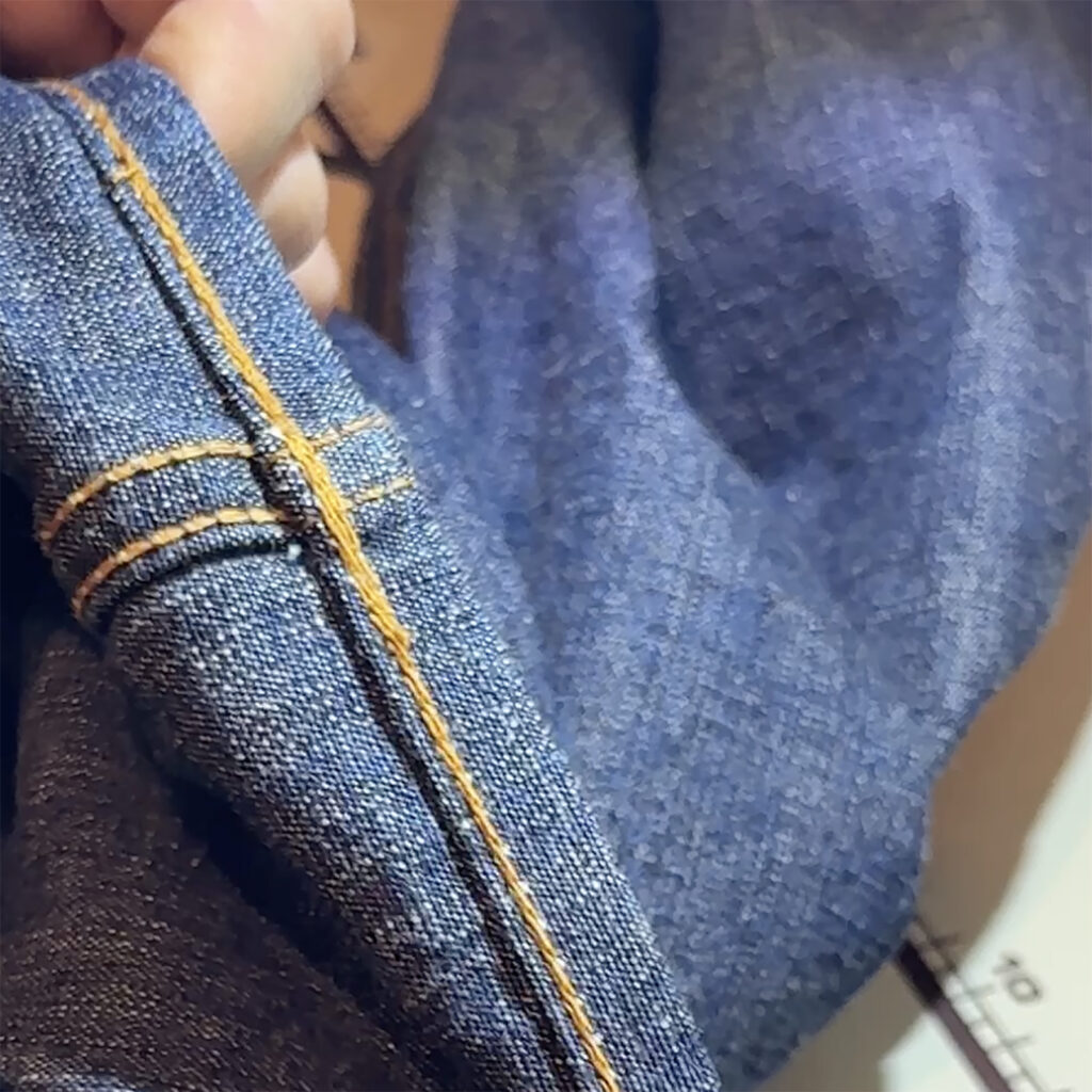 graphzeroオーバーオールの裾のチェーンステッチ