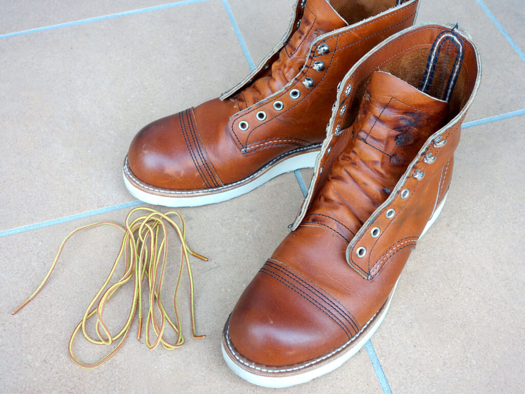 靴紐を外したRED WING 8089 オロレンジャー