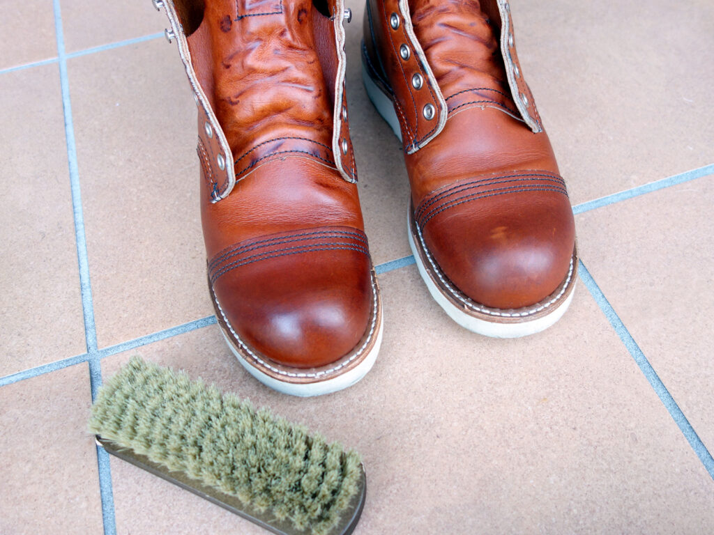 豚毛ブラシでRED WING 8089をブラッシングする様子