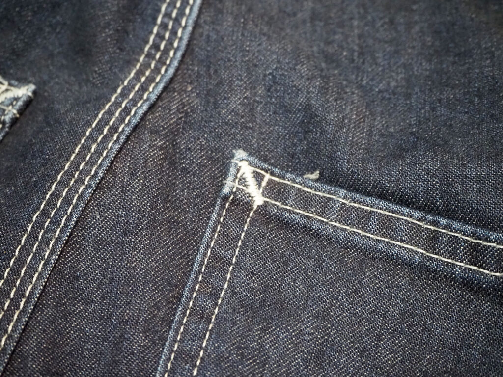 ジーンズのポケット口に入ったカンヌキ止め