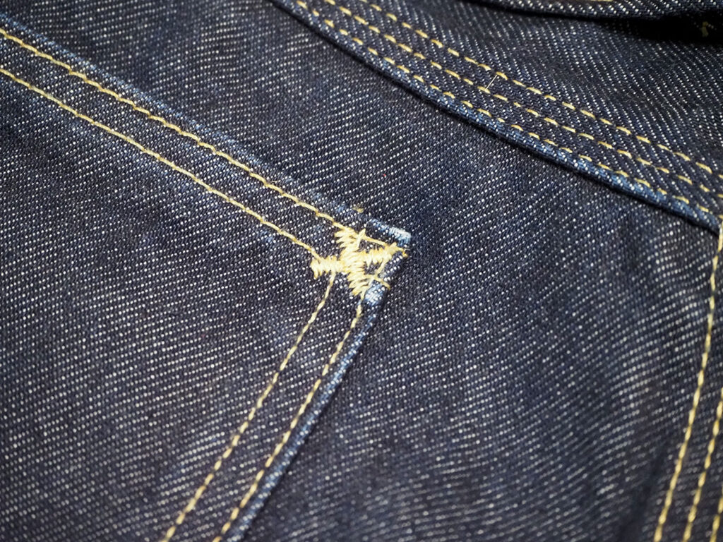 Leeのバックポケットに入ったカンヌキ止め