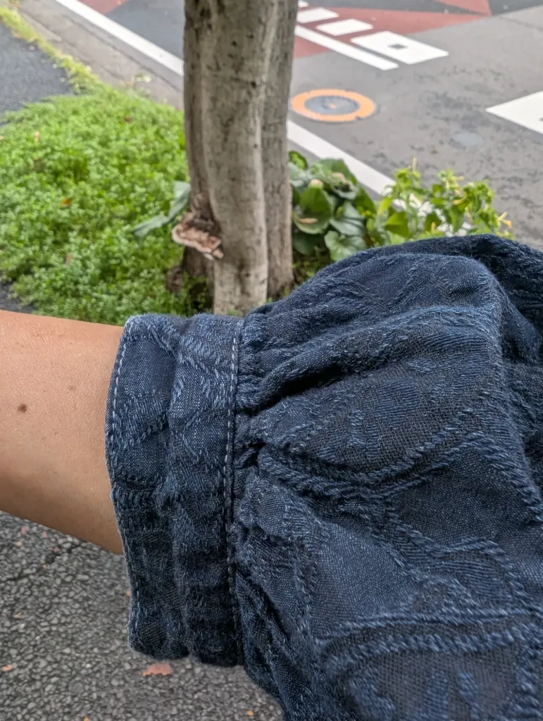 袖口のカフス部分。ステッチ沿いが白く抜けてアタリが出てる!