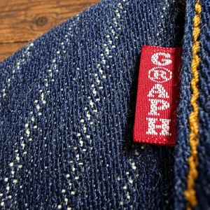 針抜きヘリンボーンの豊かな織り目と、右バックポケットの赤い「graphzero」ピスネーム！