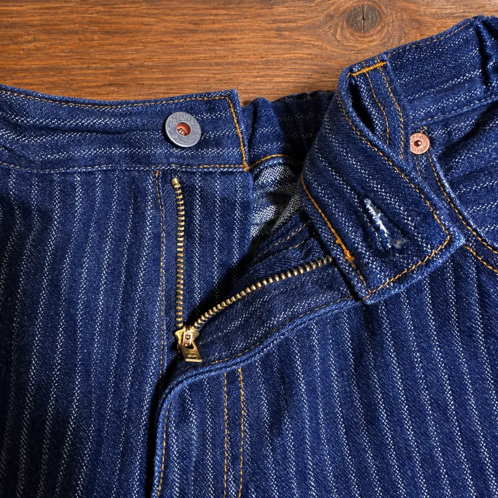 ボタンもジッパーもフェイクじゃなく本物!重厚な真鍮ファスナーと刻印ボタン