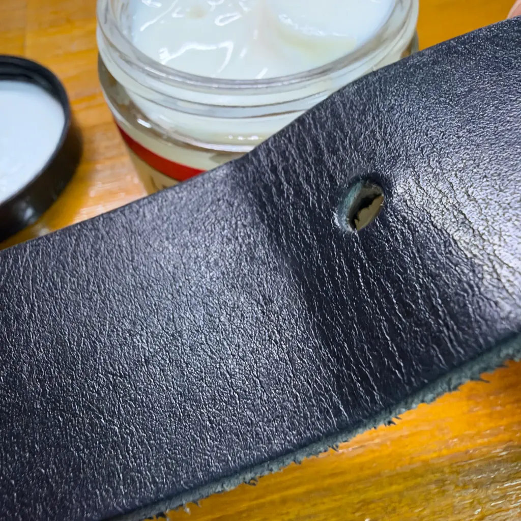 塗布後のREDWING黒ベルト穴周り